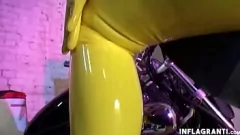 Jouer Des lesbiennes blondes européennes en latex fétichistes jouent avec des jouets sexuels