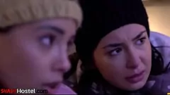 Afspelen Verleidelijke Latina babes met ronde kontjes worden geneukt in een stomend hosteltrio