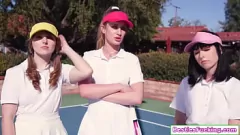 Reproducir La adolescente Daisy Stone y sus mejores amigas Cleo Clementine y Daphne Dare son folladas por su entrenador caliente en una sesión de sexo duro al aire libre