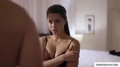 Reproducir Dos romances lamen en la chica del coño follada por el padrastro