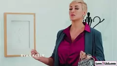 Jouer La MILF blonde aux gros seins Ryan Keely domine la petite belle-fille Chloe Couture lors d'une séance de léchage de chatte lesbienne sauvage