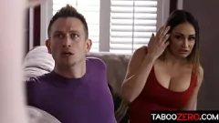 Jouer Une belle-mère lubrique et la petite amie de son beau-fils dans un trio interdit avec de gros seins et du sexe en famille tabou