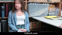 Oynat Yaramaz Genç Hırsız Kamuda Baskın Güvenlik Görevlisi Tarafından Okşanıyor ve Sert Beceriliyor