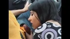 Reproduzir Uma prostituta fodida no carro por seu amante com galo peludo