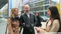 Jouer L'agence paie le couple pour des relations sexuelles en public