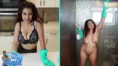 Jouer Lei casalinga si spoglia e si fa scopare nella sua piccola figa rosa