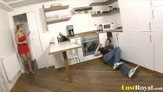 تشغيل تتذكر النساء أنه سباك فقط ليمارس الجنس معهم