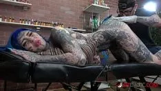 Reproducir Amber Luke está tatuada por todo su cuerpo y follada en vivo