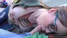 تشغيل دفع Spectacleist مقابل المص والجنس غير المحمي