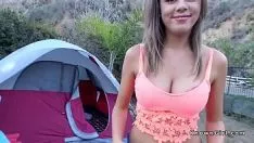 Sexe sous la tente lors d'une sortie nature avec sa copine