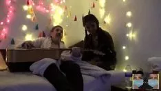 Jouer Canta un po' e poi continua a fare sesso con il suo buon amico
