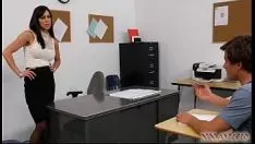 Reproducir La adolescente se lo pasa bien con su novio en el dormitorio