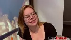 تشغيل الكلبة يجعل اللسان في السيارة والملاعين في الفندق