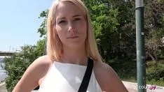 Jouer chatte au produit ayant des relations sexuelles dans la rue
