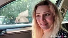 Reproduzir Soprando no carro com um milf e um jovem