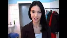 Reproducir La morena juega con un dildo en su coño