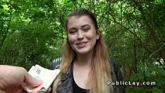 Reproduzir Filmes pornô com alunas que são pagas para fazer sexo na floresta