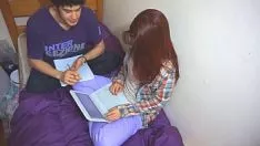 Abspielen Sie hat keine Lust zu meditieren und schaut sich Online-Pornofilme auf dem PC an