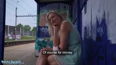 Odtwórz Dziewczyna z przystanku autobusowego chce być ruchana za pieniądze