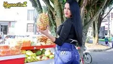 Abspielen Maria kauft Früchte vom Markt und bekommt einen kostenlosen Schwanz