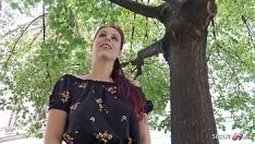 Afspelen Ze neukt slecht en diep in haar vagina en vult het met sperma