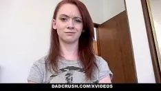 تشغيل أحمر الشعر لا يريد أن يمارس الجنس مع نفسها ، لكن عندما ترى المال ، تبلل نفسها