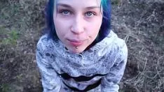 Jouer Laruna a des relations sexuelles dans la forêt et suce une bite