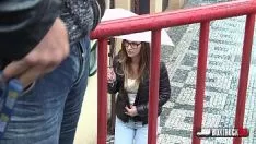 Jouer Naomi a payé pour avoir des relations sexuelles dans la rue avec un mec avec une petite bite