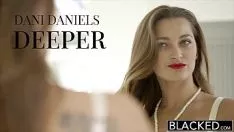 Abspielen Diese brünette Schlampe bläst ihr perfekt und will ihren Partner dazu zwingen