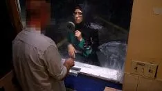 Reproducir Los usuarios de gafas que están sentados en el medio de la sala y quieren recibir al menos