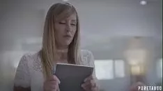 Afspelen De blondine met prachtige borsten die graag in de kont wordt geneukt terwijl ze op de geit zit