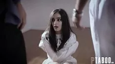 Jouer La brune est cachée dans le placard pour que son ami puisse lui ouvrir la chatte quand il en a envie