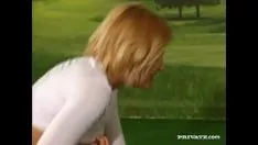 Afspelen Blonde vrouw met weinig haar op haar kutje die buiten een lul wil zuigen