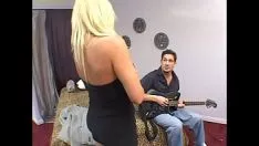 Abspielen Die jungen Frauen sind wunderschön und haben gute Schwänze und wollen sich im Garten ausziehen