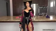 Reproduzir Com esta negra sexy e sensual, ela quer ter um intenso jogo de sexo e quer