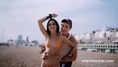 Abspielen Dieses schwarze Mädchen hat einen sehr schönen Körper und dieser tätowierte Mann fickt sie