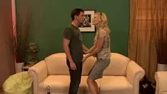 تشغيل لقد كانت تخدم الديك في الصباح منذ أن استيقظت هذه الشقراء الجميلة وأرادت ذلك