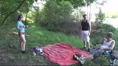 Afspelen De mannen pissen in de mond van deze teef met kleine tieten, waarna ze allemaal haar lul pakken