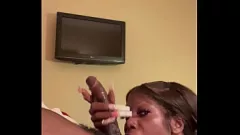 Reproduzir Ebony Shemale Teairra chupa pau grande com cabeça desleixada - Boquete na garganta profunda
