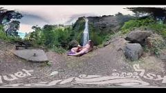 Jouer Lesbiennes sensuelles Sierra Cirque et Endza dans une séance de masturbation avec des lunettes en plein air