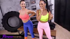 Redare Claudia Bavel și Lady Gang: Sesiune de gimnastică intensă în trei cu sâni mari, fund mare și stropire