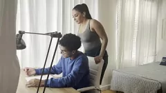 Oynat Busty MILF Sheena Ryder, Üvey Oğlunun Sıkı Çalışmasını Büyük Bir Sikle Ödüllendiriyor