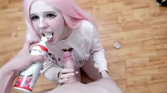 Abspielen Süßes Teenie mit rosa Haaren wird mit Schlagsahne und Schwanz versaut