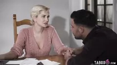 Oynat Busty MILF Skye Blue, Gelecekteki Damadının Sözlü Becerilerine ve Büyük Dick'e Teslim Olur