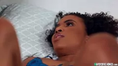 Abspielen Interracial-Dreier-Raserei: Schwarze Pornostars mit großen Schwänzen gehen auf Hardcore