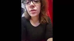 Reproducir Morena Femdom Sexting Sesión de humillación con gafas y escote