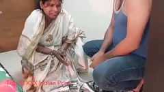 Redare Soțul urmărește cum Indian Bhabhi face sex cu proprietarul pentru o plată slabă - Desi Scandal