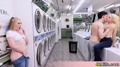 Afspelen Openbare trio-orgie: Blonde pornosterren Christie Stevens en Eva Nyx neuken een gelukkige kerel in een elektronische winkel