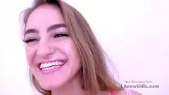 Reproducir La adolescente rubia Kenzie Madison traga semen en una audición POV