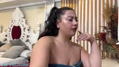 Reproduzir Sinta minha buceta molhada: morena gordinha anseia por um pau grande